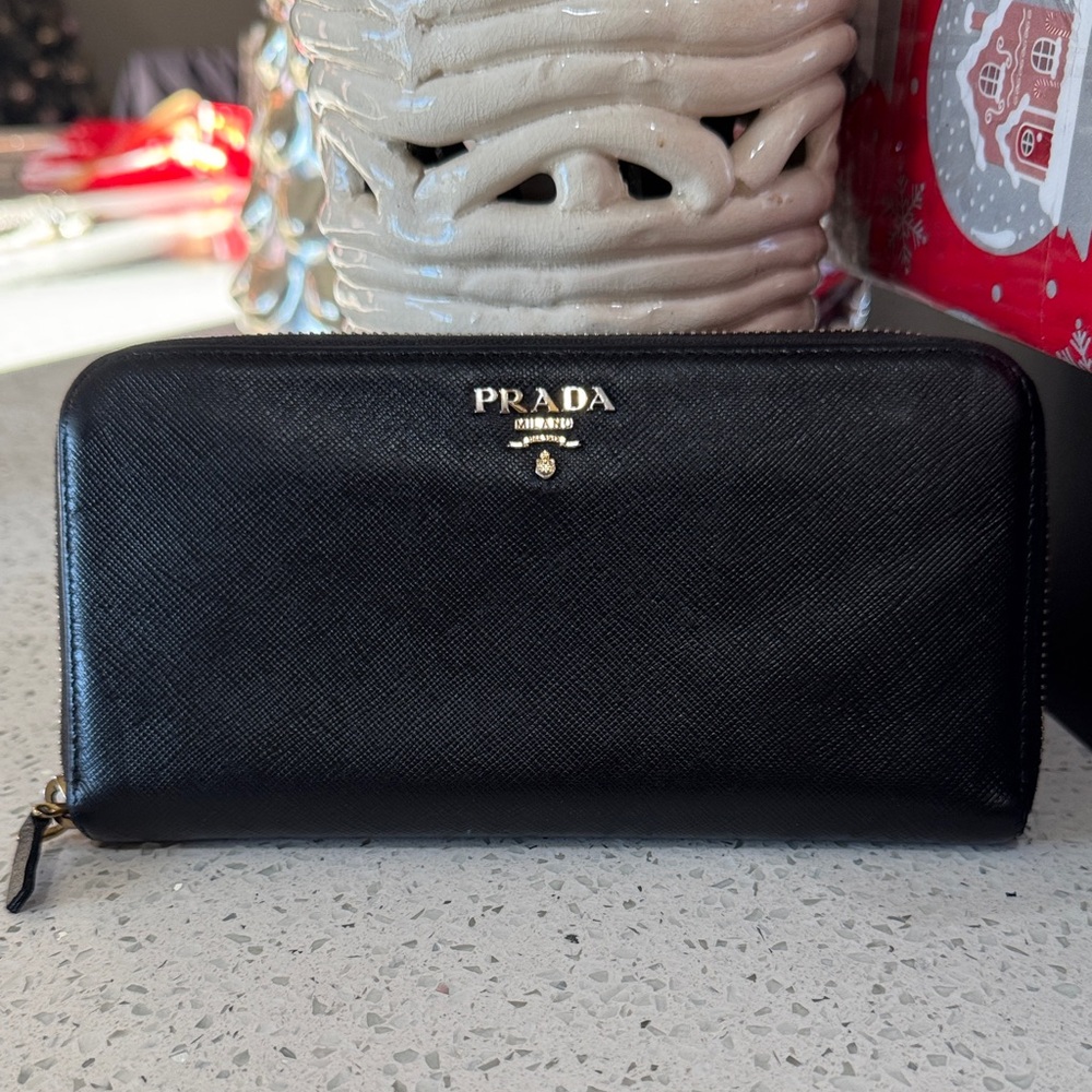 🖤Prada Saffiano Leather Zip Around Wallet with Heart Print Interior